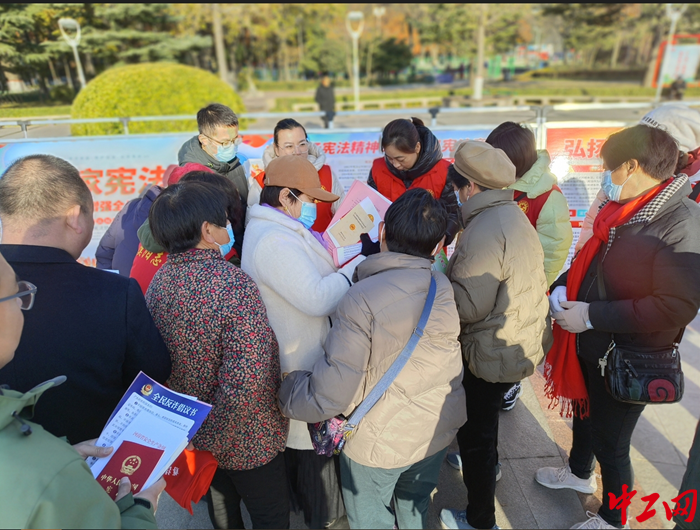 濮陽市總工會憲法日普法 讓法律走到職工身邊，走進群眾心里